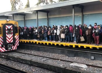 LINEA SARMIENTO Y URQUIZA : CON DEMORAS DE MAS DE 40 MINUTOS .