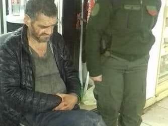 Personal de Gendarmería ayuda a persona en situación de calle .