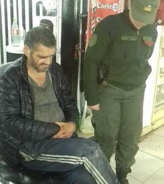 Personal de Gendarmería ayuda a persona en situación de calle .