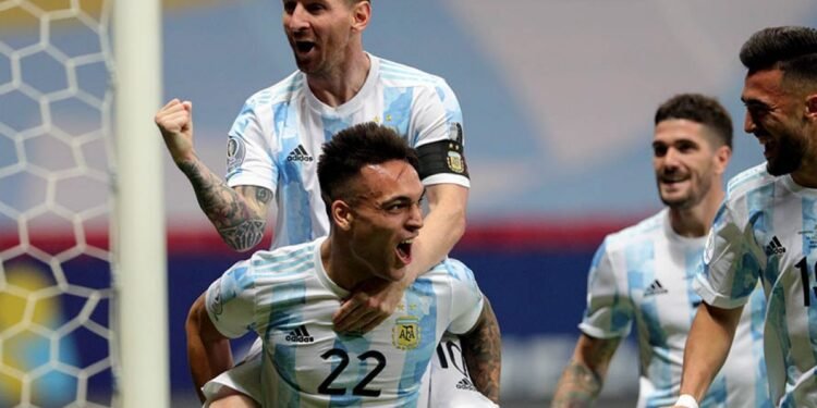 FÚTBOL: ARGENTINA GANO 3 A 0 A ITALIA .