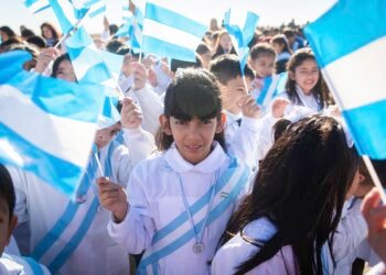 HURLINGHAM: PADRES Y MADRES  DE ALUMNOS SE QUEJAN POR  LA MALA ORGANIZACIÓN EN LA JURA DE LA BANDERA.
