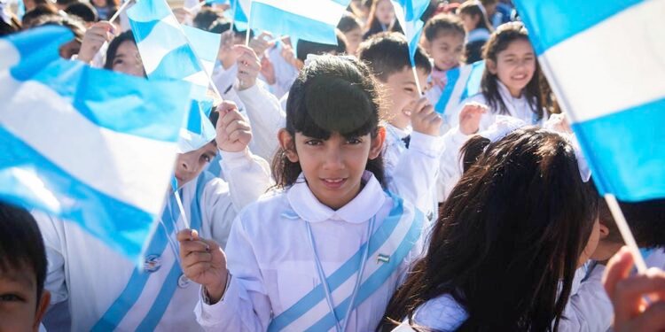 HURLINGHAM: PADRES Y MADRES  DE ALUMNOS SE QUEJAN POR  LA MALA ORGANIZACIÓN EN LA JURA DE LA BANDERA.