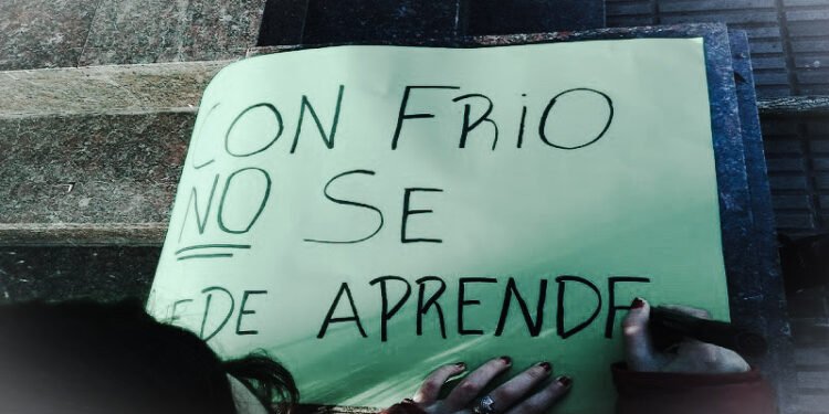 JOSÉ C PAZ: COMPRAN ESTUFAS A GAS Y EL 80% DE LOS COLEGIOS NO TIENE CONEXIÓN DE GAS EN LAS AULAS .