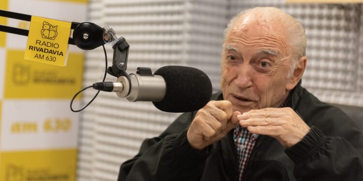 Murió a los 90 años Cacho Fontana, una figura irrepetible de la radio y la televisión Argentina.