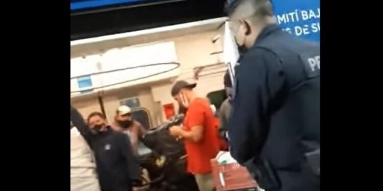 LINEA SAN MARTIN : FUMABAN  Y LA POLICÍA LO QUISO BAJAR Y VARIOS DE ELLOS ATACARON A LOS EFECTIVOS.￼￼