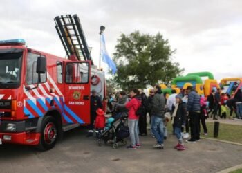 VICENTE LÓPEZ: Clases, juegos y muestra de autombombas en una expo de bomberos de San Isidro y Vicente López.