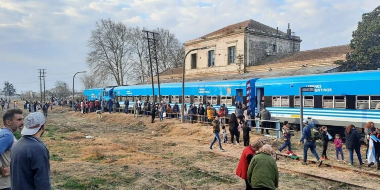 Luego de 30 años, EL tren de pasajeros volvió a San Antonio de Areco.￼