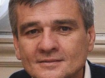 WILLIAM MORRIS: MINISTRO DE DESARROLLO SOCIAL DE RODILLAS ANTE LA SONRISA DE LOS MAS PEQUEÑOS