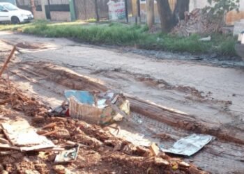 José C. Paz: Notera de Canal 13 cayó a un pozo mientras mostraba el mal estado de una calle.