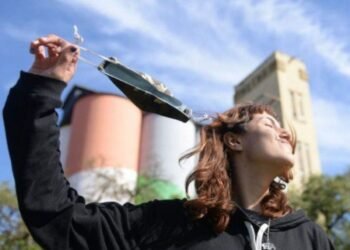 Chau barbijo: El Gobierno nacional puso fin al uso obligatorio en espacios cerrados.