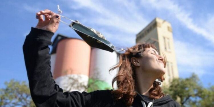 Chau barbijo: El Gobierno nacional puso fin al uso obligatorio en espacios cerrados.