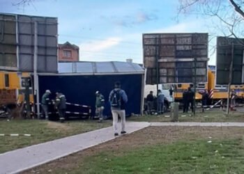 VILLA BOSCH: TREN EMBISTIÓ A CAMIÓN .