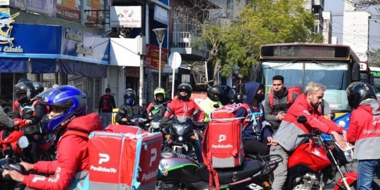 HURLINGHAM: DELIVERYS CORTAN LA AVENIDA VERGARA Y CAMARGO , POR  ESTAR CANSADOS DE ROBOS.