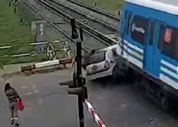 El Tren Sarmiento impactó contra un vehículo en Ciudadela.