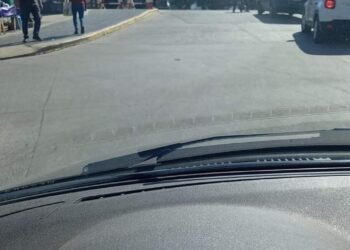 WILLIAM MORRIS : TREN EMBISTIÓ  A UN AUTOMÓVIL.