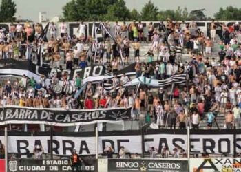 Estudiantes de Buenos Aires Ganó y pasó a la final, para ascender a Primera.