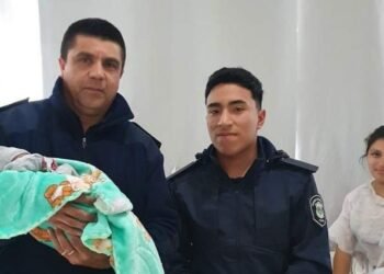 Policías parteros en Malvinas Argentinas: Asistieron a una mujer que estaba dando a luz en su casa.