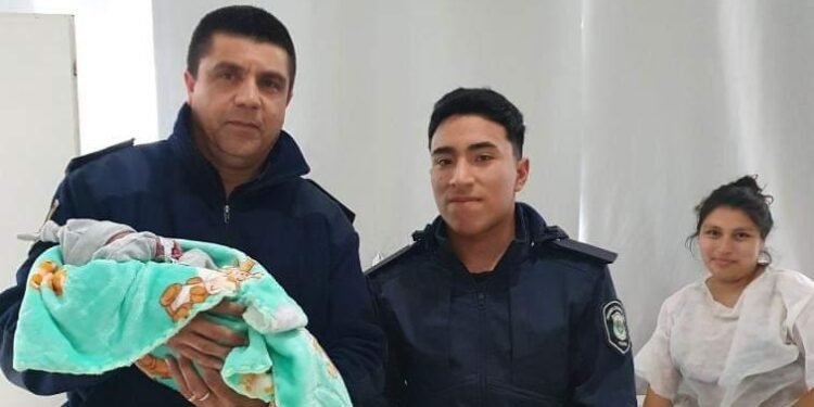 Policías parteros en Malvinas Argentinas: Asistieron a una mujer que estaba dando a luz en su casa.