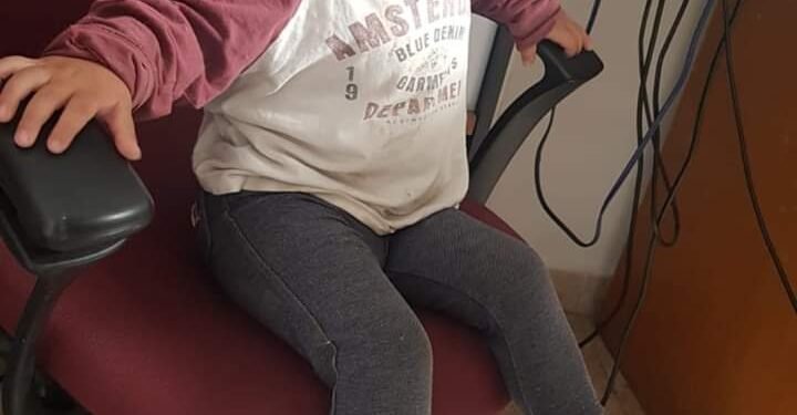 BOULOGNE ENCUENTRAN A NENE DE 3 AÑOS EN LA VIA PUBLICA.