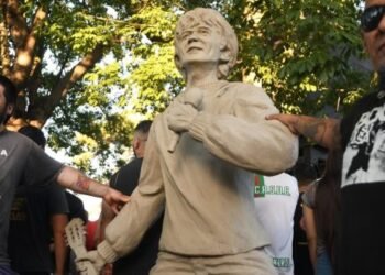 Estatua de Bocha Sokol en Hurlingham.