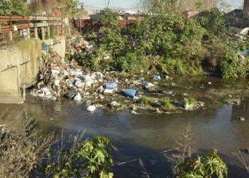 Hurlingham: Vecinos se juntaron a limpiar el Arroyo Morón.