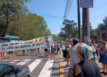 HURLINGHAM: PADRES CANSADOS DE NO SER ESCUCHADOS POR LAS AUTORIDADES CORTAN LA AVENIDA PEDRO DIAZ  .