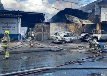 HAEDO: IMPRESIONANTE INCENDIO A COMERCIO.