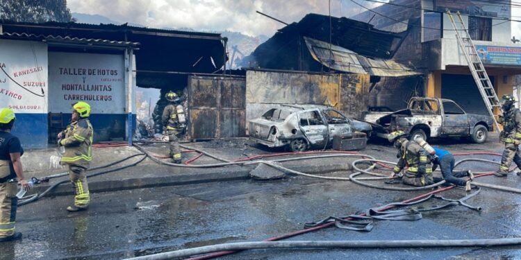 HAEDO: IMPRESIONANTE INCENDIO A COMERCIO.