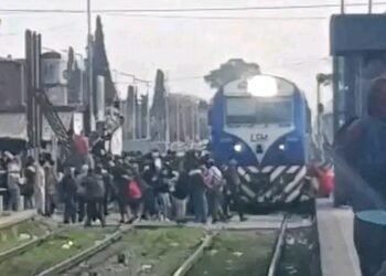 JOSE C PAZ : CRUZO LAS VIAS Y SE SALVO DE MILAGRO.