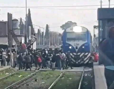 JOSE C PAZ : CRUZO LAS VIAS Y SE SALVO DE MILAGRO.