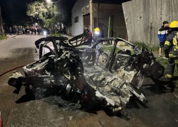 EXPLOTO EL TANQUE DE GAS DE UN AUTO Y SE ESCUCHO A VARIOS KILOMETROS DEL OESTE .