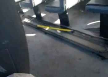 UN COLECTIVO DE LA EMPRESA DEL OESTE SE LE CAYO LA PUERTA .