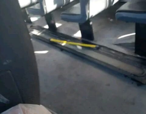 UN COLECTIVO DE LA EMPRESA DEL OESTE SE LE CAYO LA PUERTA .