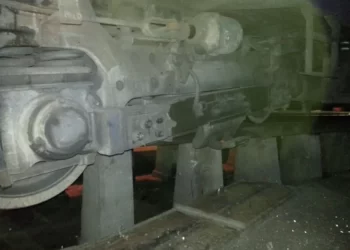 CASTELAR: TREN DESCARILLO EN LOS TALLERES DE LA LINEA  SARMIENTO.