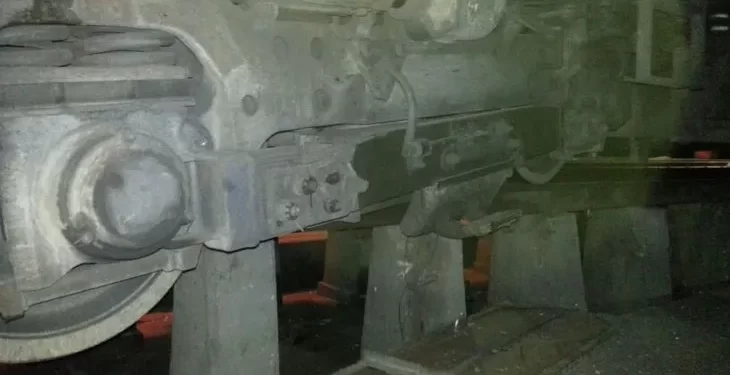 CASTELAR: TREN DESCARILLO EN LOS TALLERES DE LA LINEA  SARMIENTO.