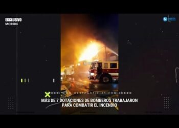 Conmoción en Moron: Más de 7 dotaciones de Bomberos trabajaron para combatir el incendio en 2 viviendas. Hay 2 heridos