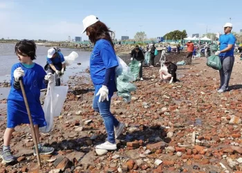 VICENTE LOPEZ: VECINOS LIMPIAN LA COSTA DEL RIO.