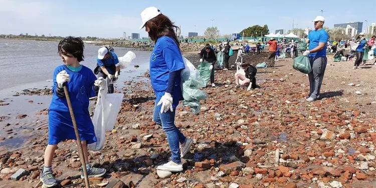 VICENTE LOPEZ: VECINOS LIMPIAN LA COSTA DEL RIO.