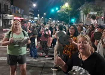 VECINOS/AS  SALIERON A LA CALLE A HACER SENTIR SU BRONCA CONTRA EL DNU.