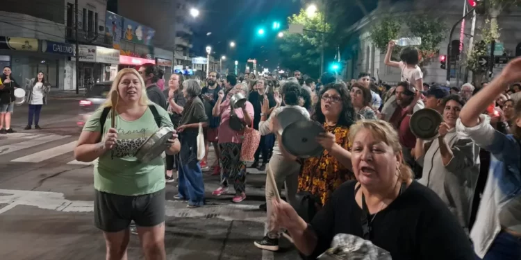 VECINOS/AS SALIERON A LA CALLE A HACER SENTIR SU BRONCA CONTRA EL DNU.