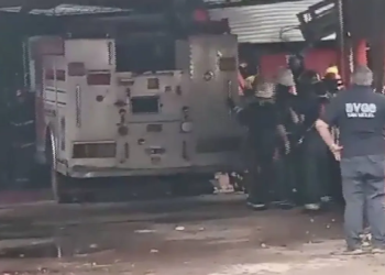 JOSE C PAZ: UN CAMION DE BOMBEROS SE INCRUSTO EN  UNA PARRILLA.