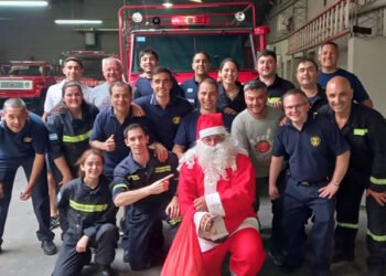 HURLINGHAM: BOMBEROS VOLUNTARIOS LLEVAN AMOR A LOS PEQUES, CON PAPA NOEL.