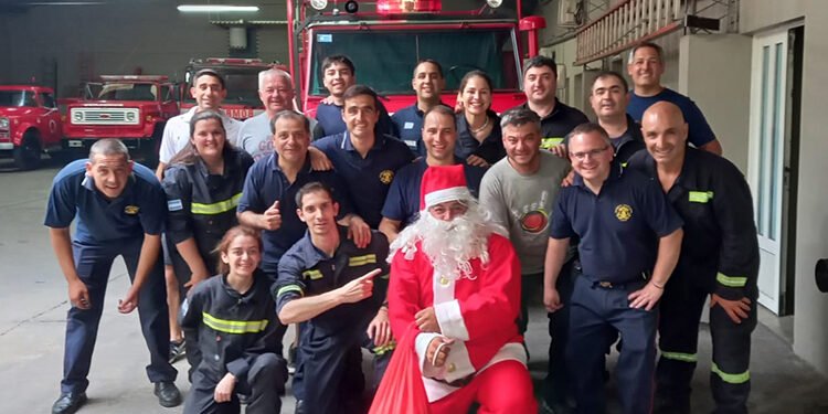 HURLINGHAM: BOMBEROS VOLUNTARIOS LLEVAN AMOR A LOS PEQUES, CON PAPA NOEL.