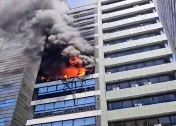 Incendio al lado del Ministerio de Trabajo: investigan si fue una explosión