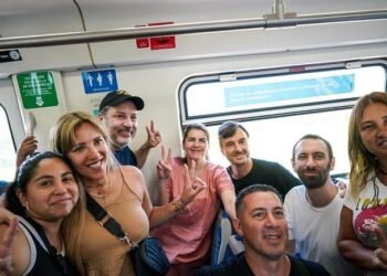 INTEDENTES DEL OESTE VIAJARON  EN EL TREN SARMIENTO PARA ASISTIR A LA MARCHA DE LA CGT.