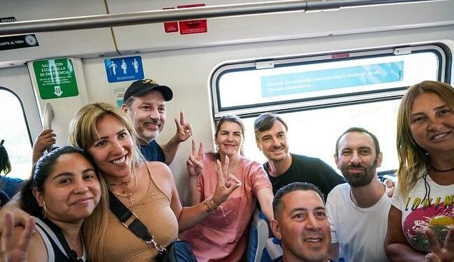 INTEDENTES DEL OESTE VIAJARON EN EL TREN SARMIENTO PARA ASISTIR A LA MARCHA DE LA CGT.