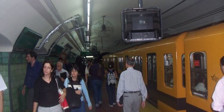 SUBTE SE PODRIA IR A LOS $ 700 MANGOS.