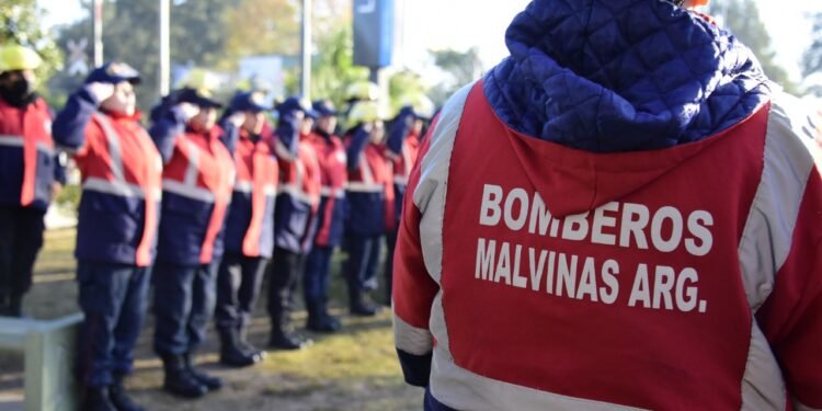 MALVINAS ARGENTINAS: BOMBEROS LE SALVARON LA VIDA A UN BEBE DE 15 DIAS DE VIDA.