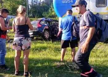 EL PALOMAR : LINEA SAN MARTIN ACCIDENTE CON UN AUTOMOVIL.