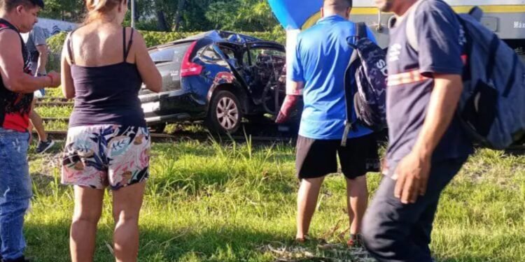 EL PALOMAR : LINEA SAN MARTIN ACCIDENTE CON UN AUTOMOVIL.